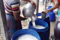পানির চেয়েও কম দামে বিক্রি হচ্ছে দুধ
