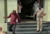 করোনাভাইরাস: মসজিদের মুসল্লিদের লাঠিপেটা ভারতীয় করল পুলিশ