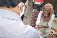 বিষয়টি দেখে ভ'য় পেয়ে যান বৃদ্ধ, হাতজোড় করে ক্ষমা চাওয়া বৃদ্ধকে বুকে টেনে নিলেন ডিসি বিষয়টি দেখে ভ'য় পেয়ে যান বৃদ্ধ, হাতজোড় করে ক্ষমা চাওয়া বৃদ্ধকে বুকে টেনে নিলেন ডিসি