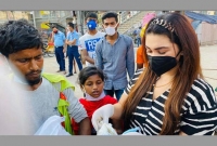 অসচ্ছল ও স্বল্প আয়ের মানুষদের ৫ দিনের খাবার দিলেন অপু বিশ্বাস