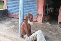 ক্ষুধা নিবারণের জন্য দোকানের সামনে খাবারের আশায় বসে আছেন অসহায় ৬৫ বয়সোর্ধ্ব এক বৃদ্ধ ক্ষুধা নিবারণের জন্য দোকানের সামনে খাবারের আশায় বসে আছেন অসহায় ৬৫ বয়সোর্ধ্ব এক বৃদ্ধ