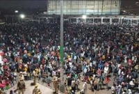 লকডাউন ভেঙে হাজার হাজার দিনমজুরের ভিড়, বি'পদঘণ্টা বাজচ্ছে দিল্লিতে