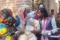 খাদ্যসামগ্রী দিয়ে হতদরিদ্র ৫০০ পরিবারের পাশে দাঁড়ালেন হিরো আলম