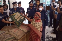 নিজেদের বেতনের টাকা দিয়ে দরিদ্রদের চাল দিল পুলিশ