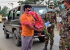 রিকশাচালক, পথচারীদের হাতে ফুল দিয়ে সেনারা বলেন, চাচা ঘর থেকে একটু কম বের হবেন