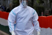 পিপিই নেই, রেইনকোর্ট-হেলমেট পরে করোনার বিরুদ্ধে লড়ছেন ভারতীয় চিকিৎসকরা!