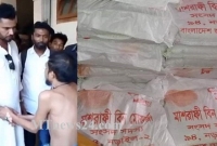 মাশরাফির দেওয়া চাল, ডালসহ নিত্যপ্রয়োজনীয় পণ্য পেয়ে খুশি কর্মহীন গরীব মানুষেরা