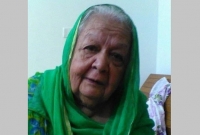  করোনা ; হজে যাওয়ার টাকা অসহায় ও গরিবদের দান করে দিলেন ৮৭ বছরের খালিদা