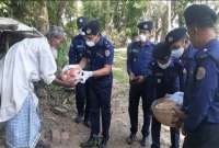 খাদ্য সামগ্রী নিয়ে তিনদিন পানি খেয়ে থাকা সেই বৃদ্ধের বাড়িতে এসপি