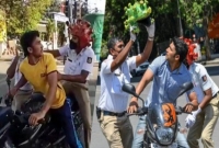 লকডাউন ভেঙে রাস্তায় ভীড়, পুলিশের অবাক কাণ্ড