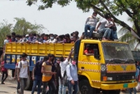 'গেলে করোনার আশ'ঙ্কা, না গেলে চাকরি হারানোর ভয়'