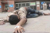 কোয়ারেন্টিন থেকে পালাতে হাসপাতালের তিনতলা থেকে লাফিয়ে পা ভাঙলেন যুবক