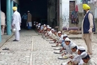 পাঞ্জাবের মাদ্রাসায় আ'টকে মুসলিম শিক্ষার্থীরা, খাবার নিয়ে এগিয়ে এলেন শিখরা