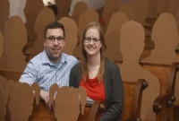 করোনা আতঙ্কে অনুপস্থিত আত্মীয়রা, ব্যতিক্রমী উপায়ে বিয়ে করলেন এক নবদম্পতি