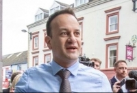 করোনা আক্রা'ন্ত রোগীদের চিকিৎসাসেবা দিতে চিকিৎসক রুপে জনগণের পাশে আয়ারল্যান্ডের প্রধানমন্ত্রী