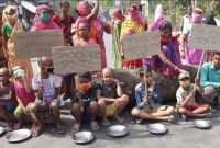 লকডাউনে খাবার নেই, খিদে পেটে থালা হাতে রাস্তা অবরো'ধ!