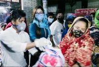 দিনে কুরআন তিলাওয়াত আর রাত হলেই ত্রাণ নিয়ে অসহায়দের কাছে ছুটছেন নায়িকা ববি