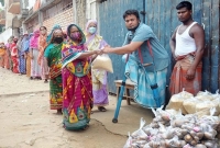 ভিক্ষা করে জমানো  ১২ হাজার টাকা অসহায়দের দিয়ে দিলেন পা হারানো প্রতিবন্ধী রেজাউল