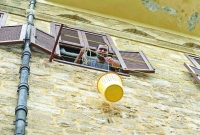 করোনার ভ'য়ে বালতিতে রশি লাগিয়ে জানালা দিয়ে খাবার নিচ্ছেন