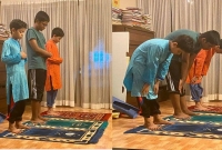  নামাজ পড়ছেন নন্দিত কথাসাহিত্যিক হুমায়ূন আহমেদের দুই দুই শিশুসন্তান