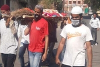 রাস্তা পুরো ফাঁকা, হিন্দু মহিলার ম'রদেহ শ্মশানে নিয়ে চললেন মুসলিম ভাইয়েরা