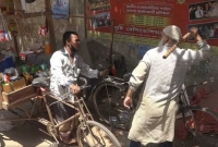 লকডাউন সফল করতে কাউন্সিলরের বেধ'ড়ক লা'ঠিপে'টা