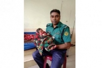 গভীর রাতে ফোন পেয়ে প্রসব যন্ত্রণায় কাতর প্রসূতিকে হাসপাতালে নিয়ে গেল পুলিশ