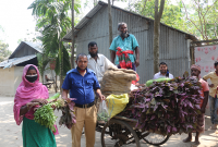 হতদরিদ্র অ'সহায়দের বাড়ি বাড়ি নিজের টাকায় কেনা সবজি পৌঁছে দিচ্ছেন গ্রাম পুলিশ মোস্তফা