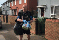  মাইলের পর মাইল হেঁ'টে ছাত্রদের বাড়ি বাড়ি ফ্রি খাবার পৌঁ'ছে দিচ্ছেন এই শিক্ষক