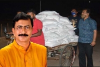 রাতের আধারে বাড়ি বাড়ি গিয়ে খাদ্যসামগ্রী পৌঁছে দিচ্ছেন এমপি গোপাল