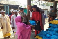 উপবৃত্তির জমানো টাকা দিয়ে ২০০ মানুষকে খাবার দিল অষ্টম শ্রেণির সিনথিয়া