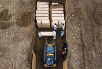 নিউইয়র্কে করোনায় মৃত্যুমিছিল, গণকবরে থরে থরে কফিন!