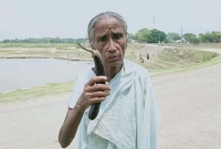 করোনা সন্দে'হে বৃদ্ধা মাকে বাড়ি থেকে বের করে দিল ছেলেরা করোনা সন্দে'হে বৃদ্ধা মাকে বাড়ি থেকে বের করে দিল ছেলেরা