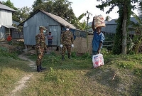 রাতের আধারে খাবার নিয়ে ঘরে ঘরে হাজির হচ্ছে সেনাবাহিনী
