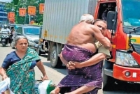 লকডাউনের মধ্যে অসুস্থ বাবাকে কাঁধে নিয়ে হেঁটেই বাড়ি ফিরলেন ছেলে