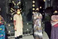 পশ্চিমবঙ্গে লকডাউন না মানায় যুবকদের পে'টাতে লা'ঠি হাতে মাঠে নামল নারী বাহিনী!