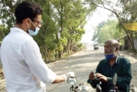 গ্রাম থেকে গ্রামে মোটর সাইকেল নিয়ে একাই ছুটে চলেছেন মাশরাফি