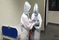 মা করোনায় আক্রা'ন্ত, সদ্যোজাতকে নিজের বুকের দুধ খাওয়াচ্ছেন নার্স!