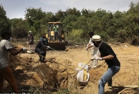 হৃদয়বিদারক দৃশ্য, না ছুঁয়ে রশি দিয়ে টানা হল লা'শ!