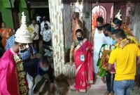 লকডাউনের নিয়ম মেনেই বিয়ে, অভুক্ত ৫০০ দুস্থ পরিবারের পাশে নবদম্পতি