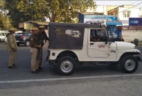 বাড়িতে থাকতে বলায় পুলিশকর্মীদের পে’টালো যুবকরা