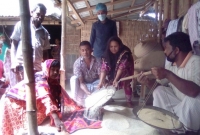 ক্ষুধার্তদের জন্য নিজের গোলা খুলে দিলেন কৃষক রফিকুল, খালি হাতে ফিরে যায়নি কেউ