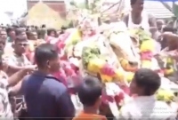 গরুর মৃ'ত্যুতে ভারতে লকডাউন ভে'ঙে শেষকৃত্যে শত শত মানুষের ঢল! 