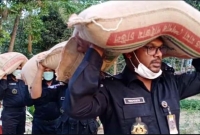 কাঁধে ও মাথায় খাদ্যসামগ্রীর বস্তা নিয়ে ক্ষুধার্তের দ্বারে র‍্যাব কর্মকর্তা