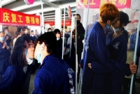 সহকর্মীদের চুমু খেয়ে কাজে যোগ, বিতর্কের ঝড়