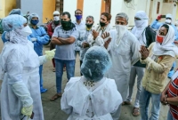 করোনা পরীক্ষার জন্য গেলে স্বাস্থ্যকর্মীদের পাথর ছুড়ে মা'রছে মানুষ!