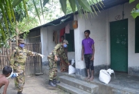 অসহায়দের বাড়ি বাড়ি গিয়ে খাদ্য দিচ্ছে সেনাবাহিনী