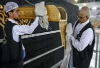 মাহে রমজান উপলক্ষে পবিত্র কাবা’র মিজাবে রহমত পরিস্কার