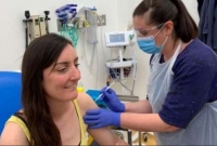 করোনার টিকা প্রথম শরীরে নিলেন যিনি, আর যা বললেন তিনি