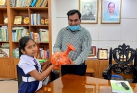 মাটির ব্যাংকে জমানো টাকা নিয়ে মানবসেবায় ৩য় শ্রেণির ছাত্রী মুক্তা মাটির ব্যাংকে জমানো টাকা নিয়ে মানবসেবায় ৩য় শ্রেণির ছাত্রী মুক্তা